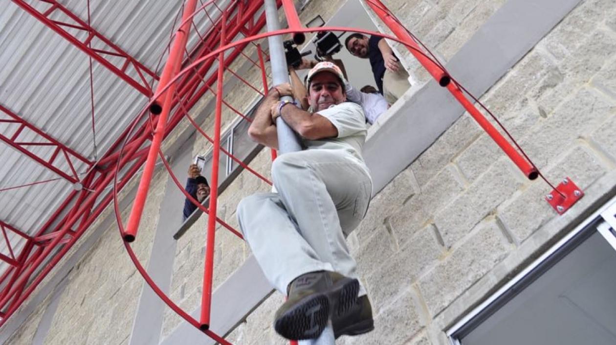 El Alcalde Char, como un bombero más, inauguró la nueva estación de los bomberos en Barranquilla.