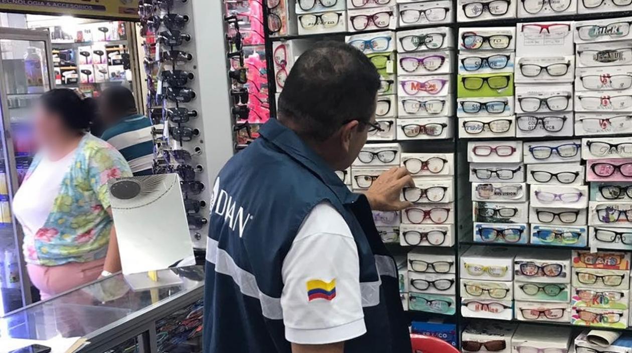 Decomiso de mercancía de gafas en el centro de la ciudad.