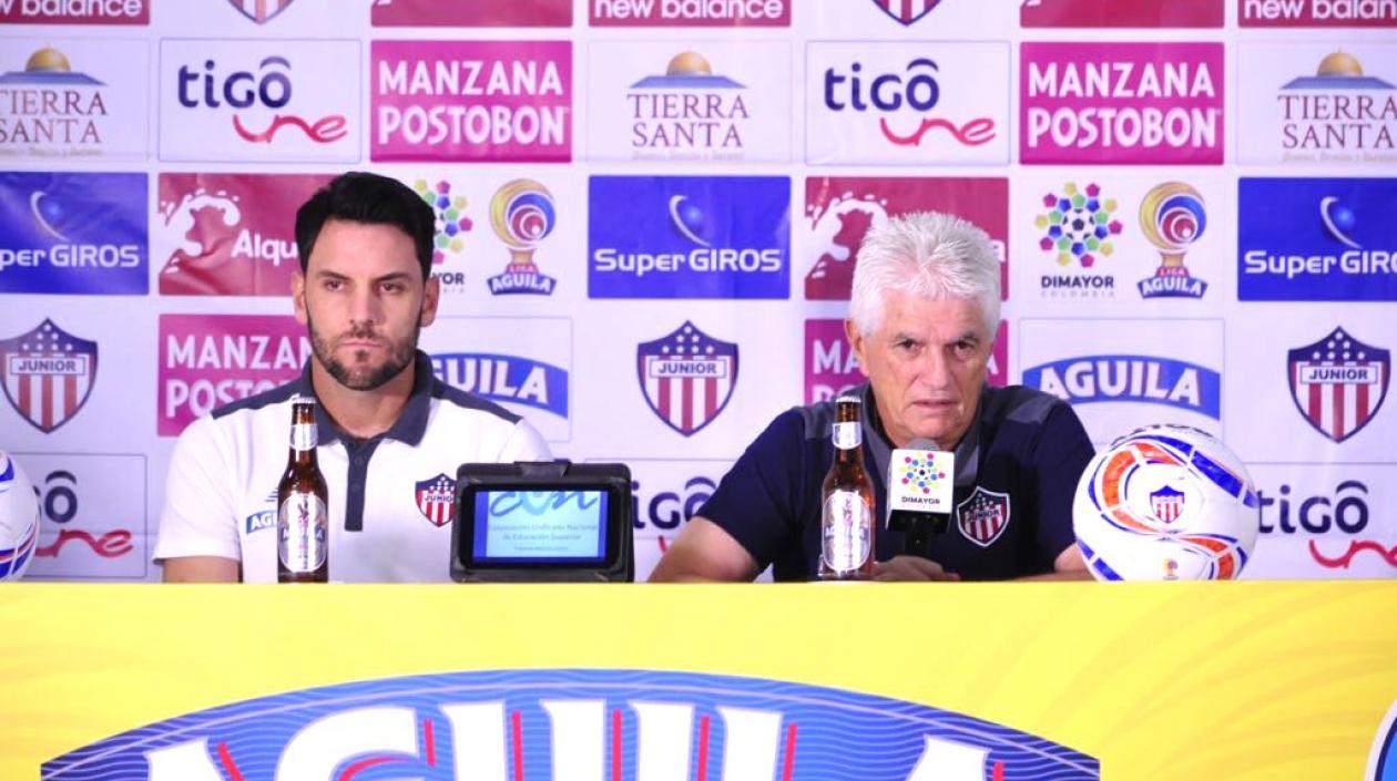 El capitán Sebastián Viera y el técnico Julio Comesaña.