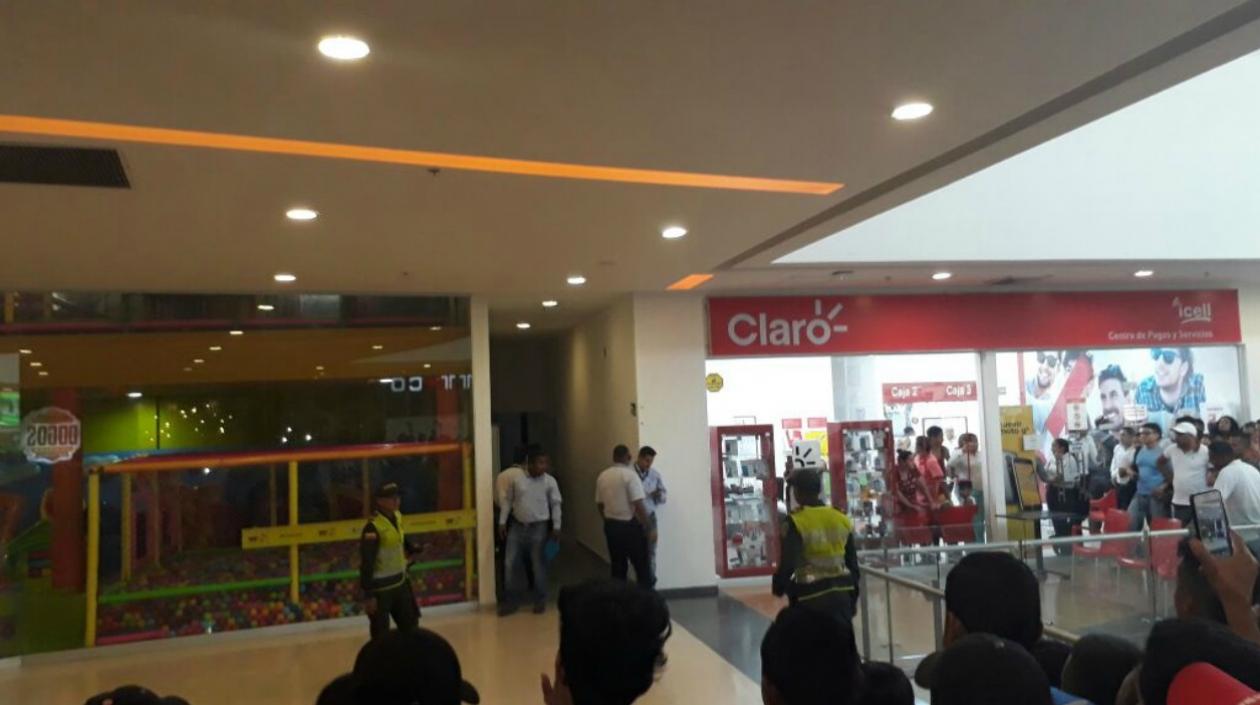 Una zona del segundo piso del Plaza del Sol fue acordonada por la Policía.