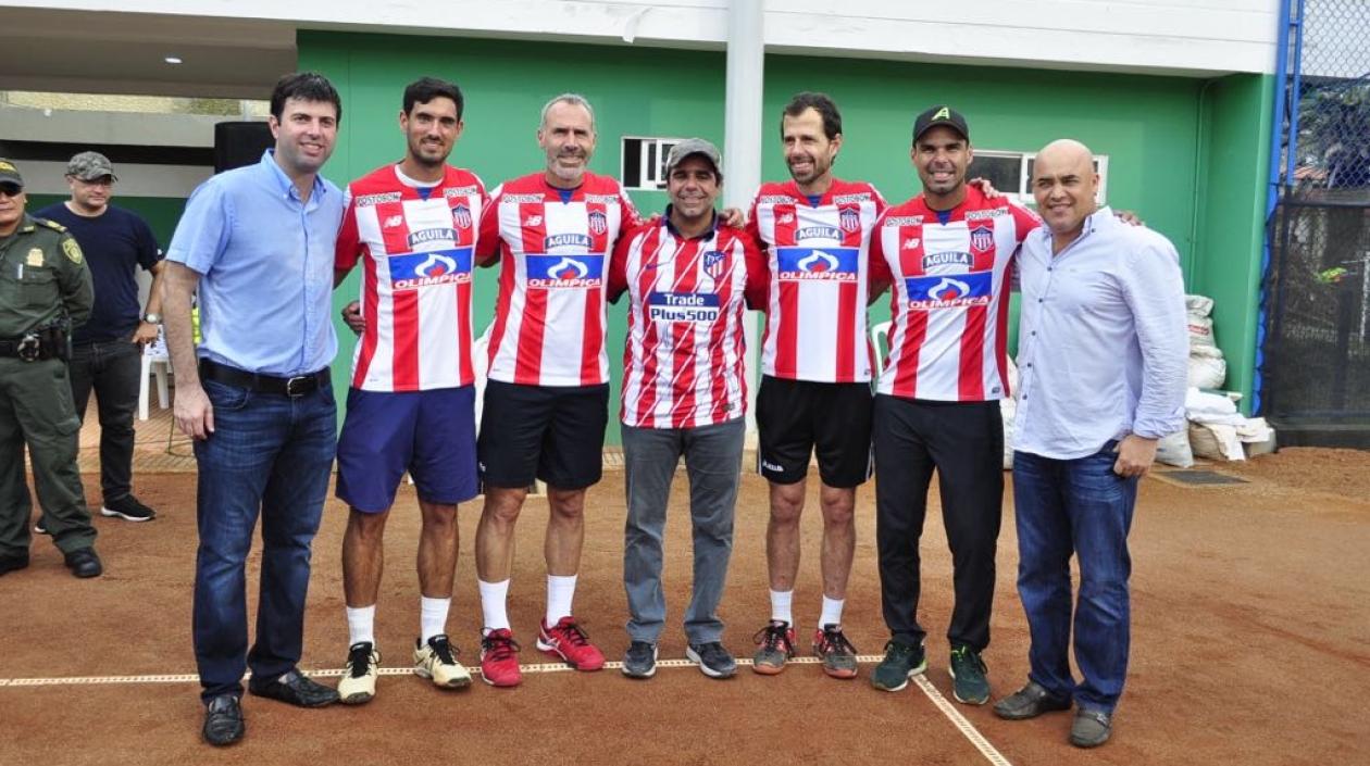 El Alcalde posó con la camiseta del Atlético de Madrid y los tenistas con la de Junior.