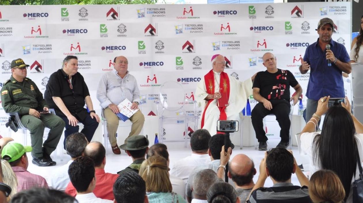 El alcalde Alejandro Char durante su intervención de la primera piedra en el CAI del barrio Las Flores.
