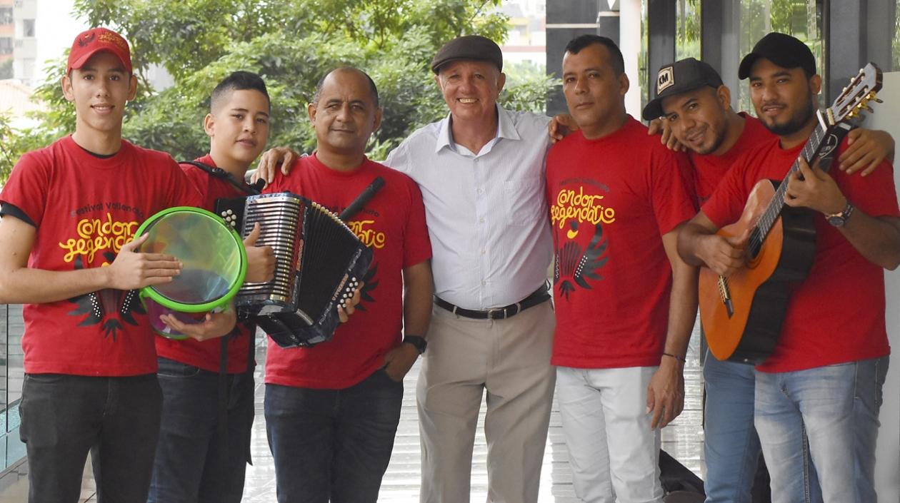Organizadores del Festival Cóndor Legendario, con el compositor de la canción Alfonso Molina.
