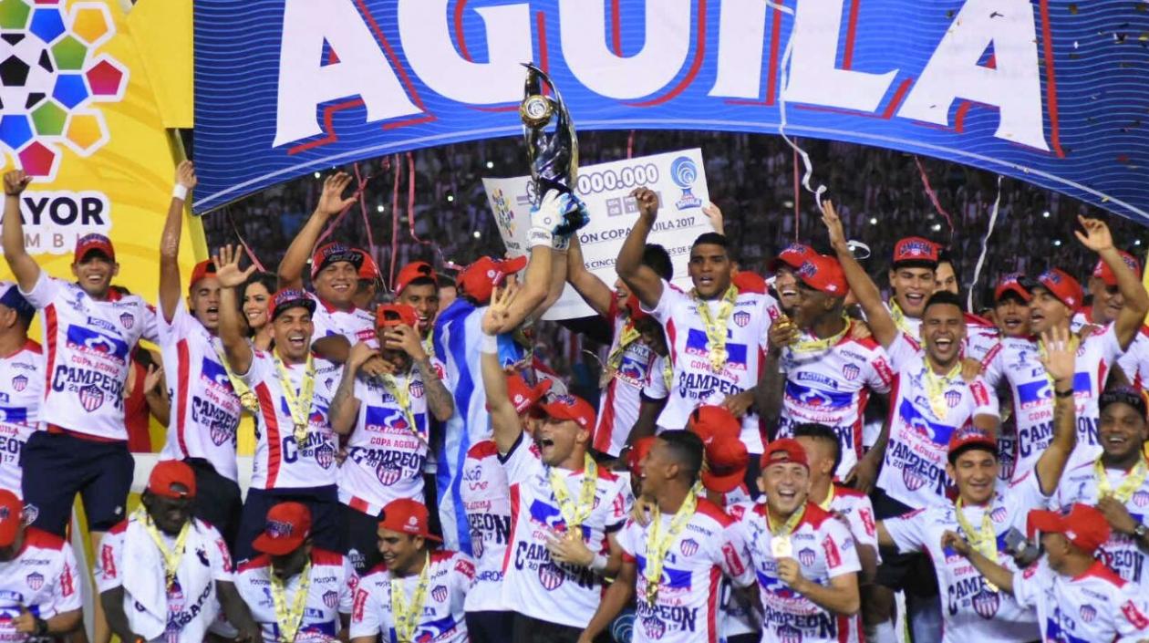 Jugadores de Junior celebrando el bicampeonato de la Copa Águila.