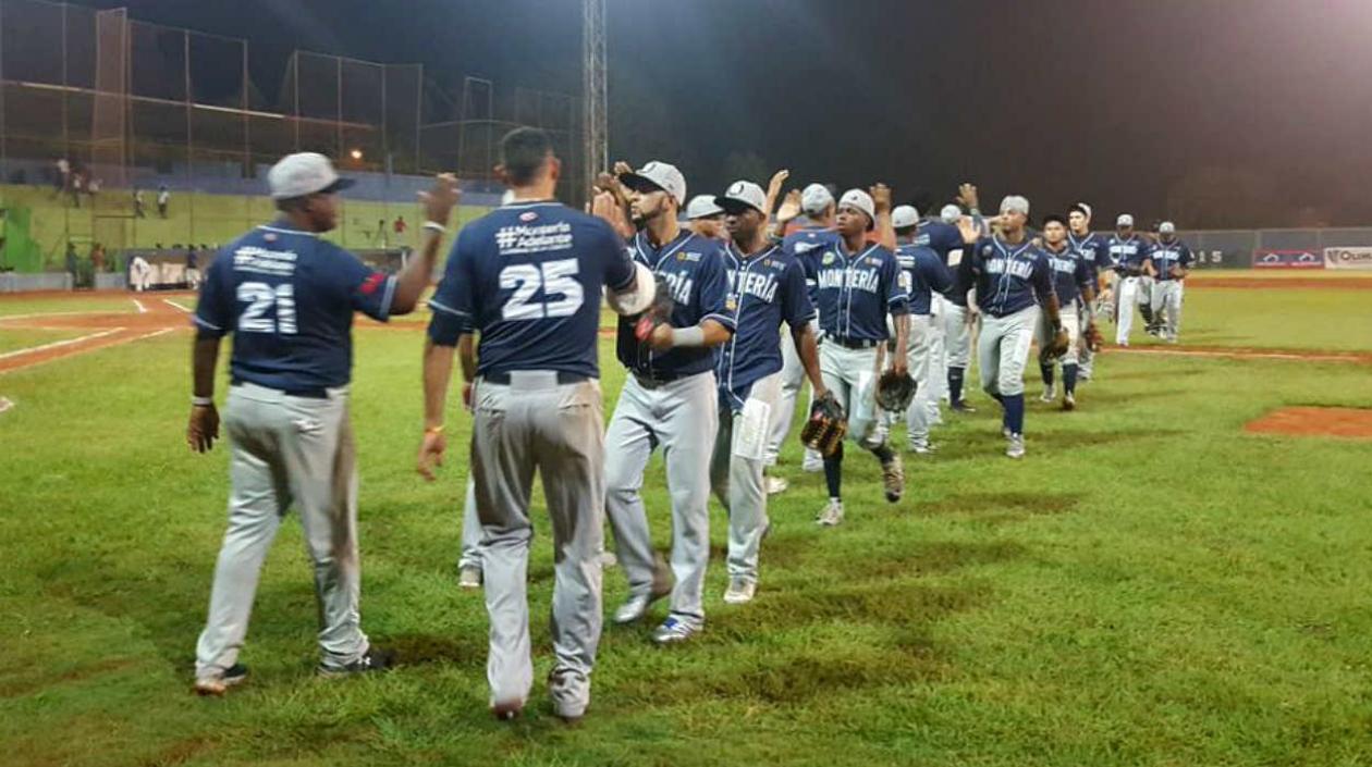 Jugadores de Leones celebran el triunfo. 