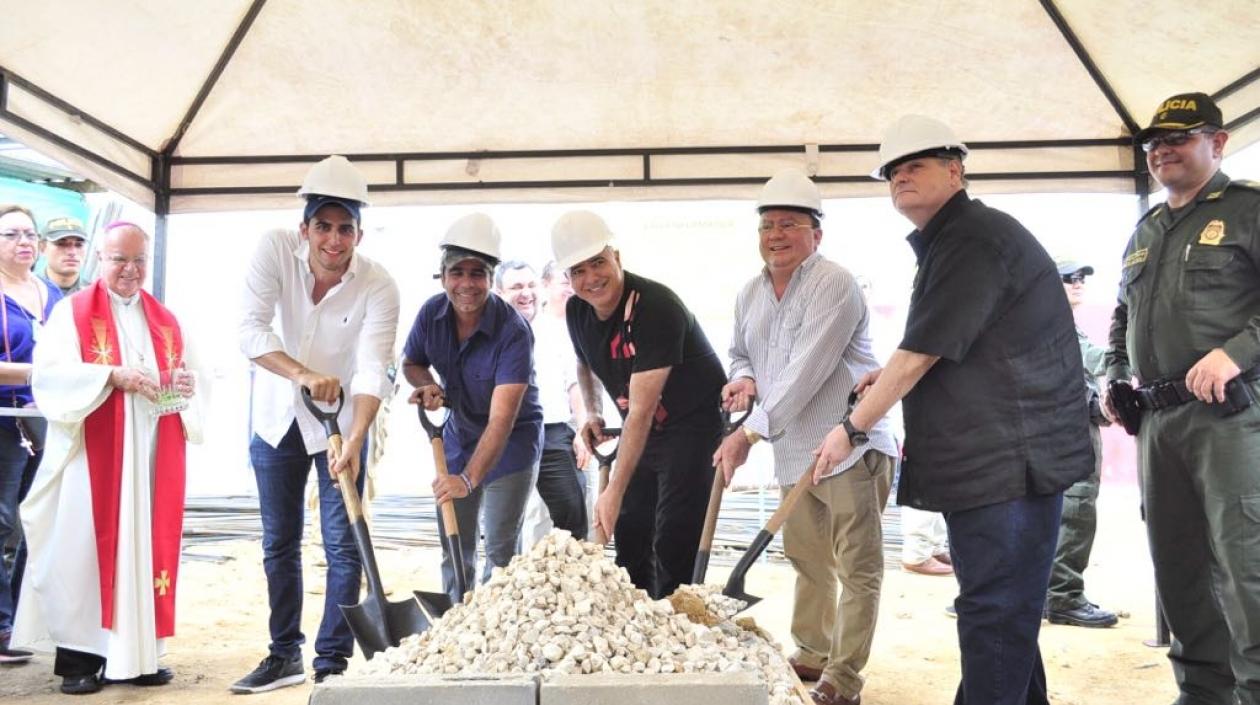 El Alcalde Alejandro Char, el COO de Tecnoglass, Christian Daes, durante el acto protocolario de la primera piedra del CAI del barrio Las Flores.