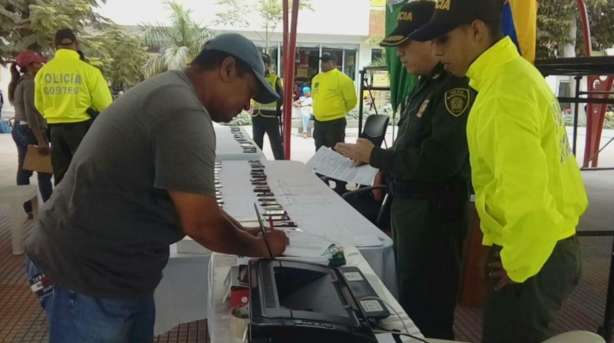 El coronel Raúl Riaño hizo entrega de los celulares a sus respectivos dueños.