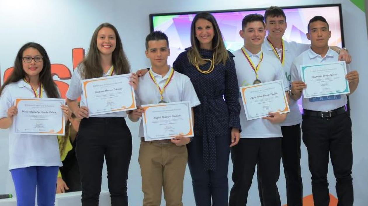 La ministra Yanet Giha y jóvenes beneficiarios de Ser Pilo Paga.