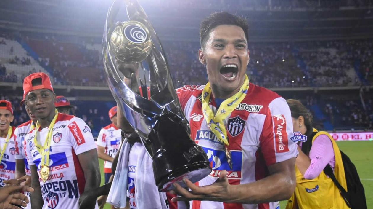 Teófilo Gutiérrez con la copa de campeón durante la celebración en el Metropolitano.