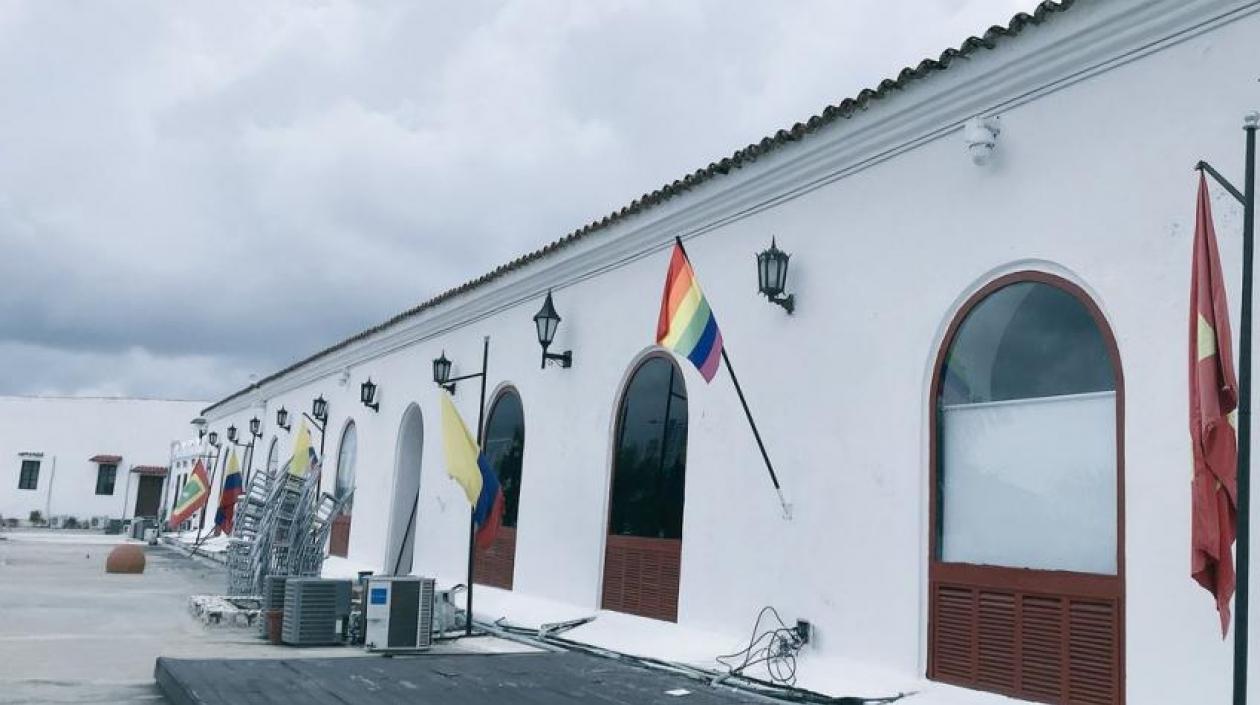 La bandera de la comunidad LGBTI fue izada este miércoles.
