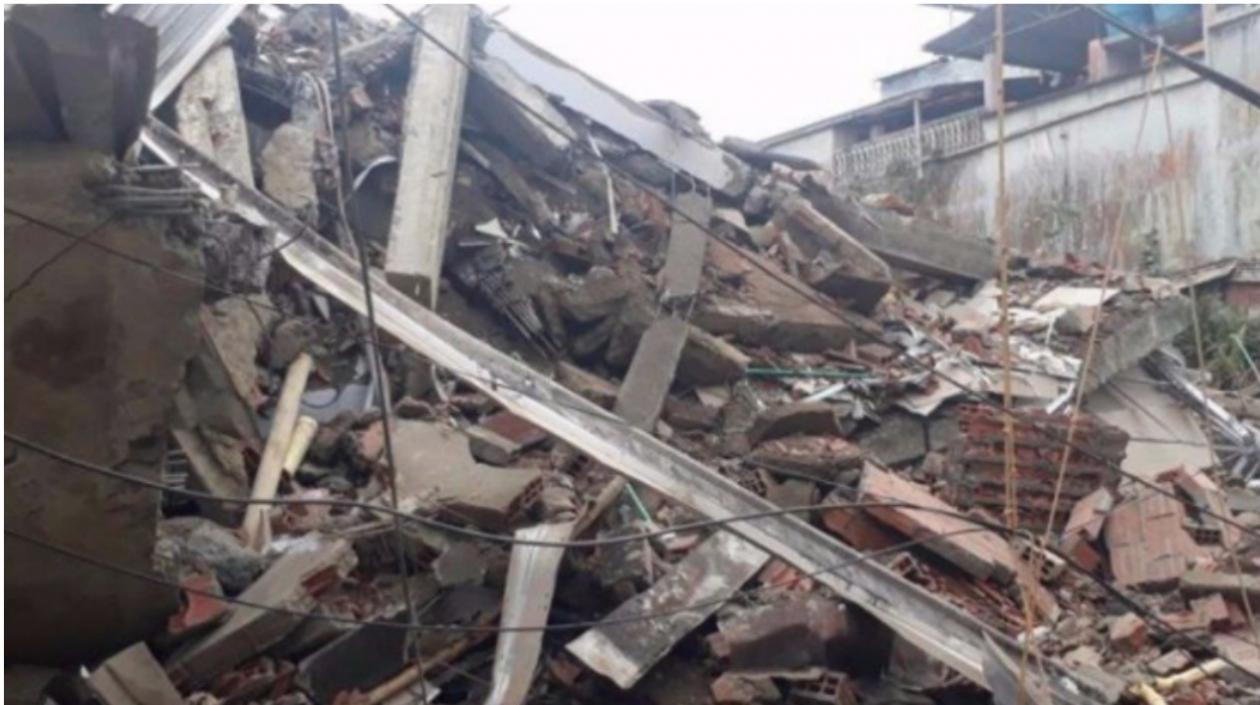 Así quedó la edificación después de desplomarse.