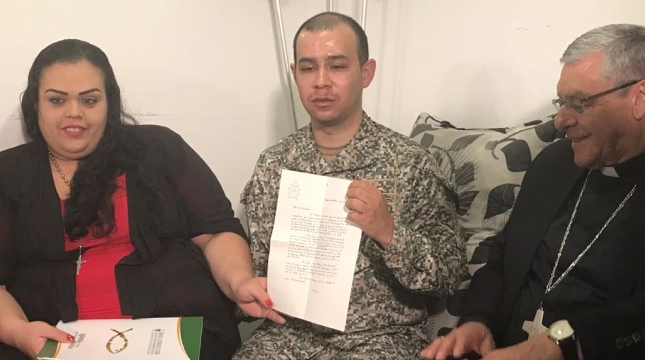 Edwin Restrepo sostiene la carta del Papa Francisco. Una mina antipersonal lo dejó invidente y sin tres de sus extremidades.