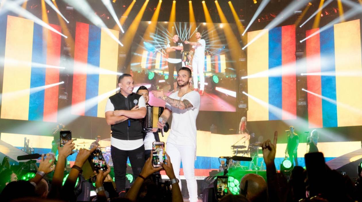 Felipe Peláez junto a Maluma.