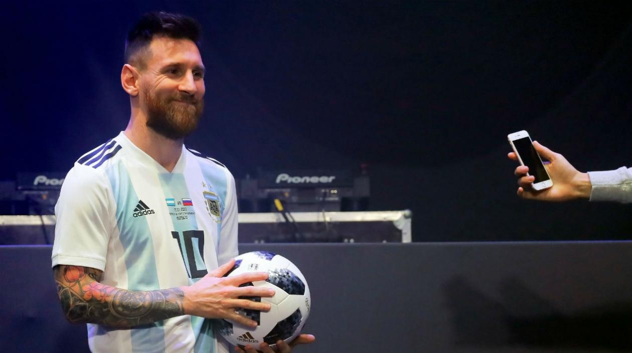 Lionel Messi con el balón del mundial. 