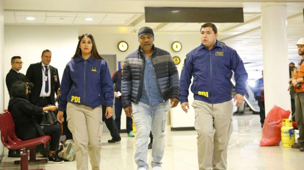 Agentes de la Policía de Investigaciones acompañan a Mike Tyson. 