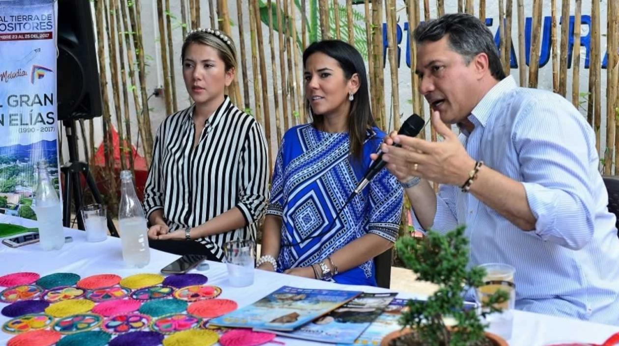 Dayana Jaimes, viuda de Martín Elías, Diana Carolina Molina Carvajal, presidenta del certamen y Rodolfo Molina, presidente del Festival de la Leyenda Vallenata.