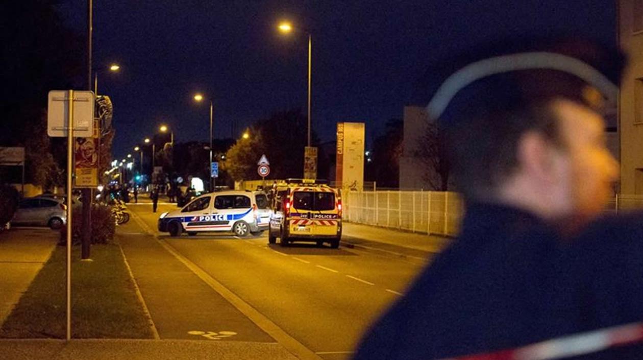 La Policía monta guardia en las inmediaciones del instituto Sain-Exupéry, en Blanac, cerca de Toulouse (Francia) hoy, 10 de noviembre de 2017