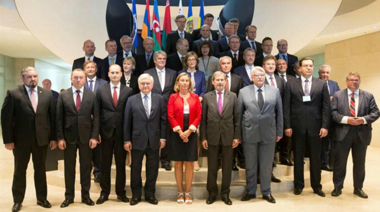 La alta representante comunitaria para la Política Exterior, Federica Mogherini (c-abajo) y los ministros de Exteriores de la Unión Europea. 