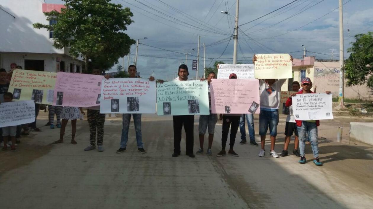 Los familiares protestaron frente a la sede de Electricaribe, en Soledad.