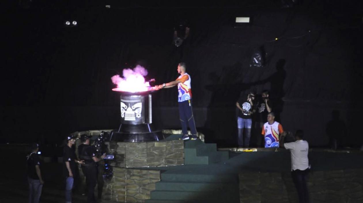 El atleta Paulo Villar, encendiendo el pebetero bolivariano.