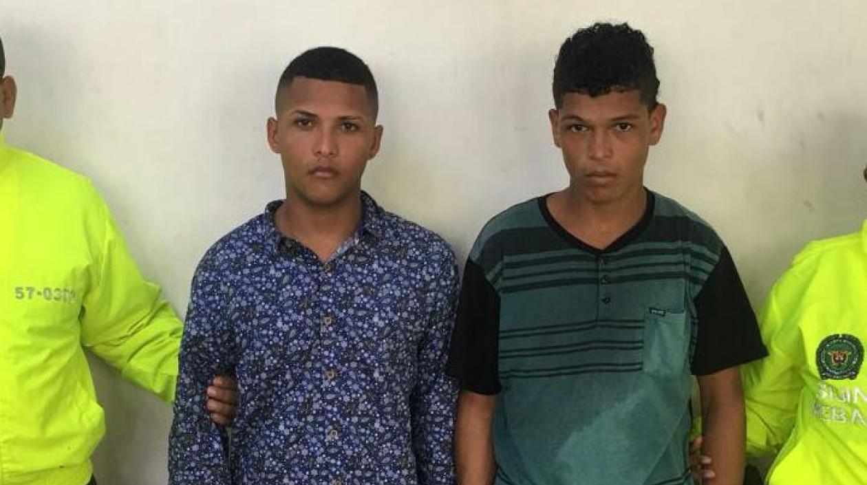 Francisco Manuel y Aldair Francisco Lora Pérez, tras ser capturados por la Policía.