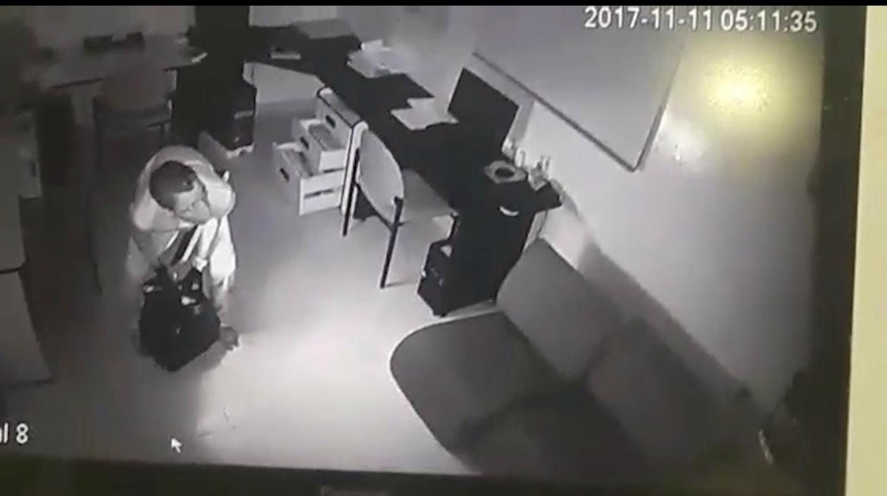 Uno de los ladrones quedó grabado en las cámaras de seguridad de la empresa.