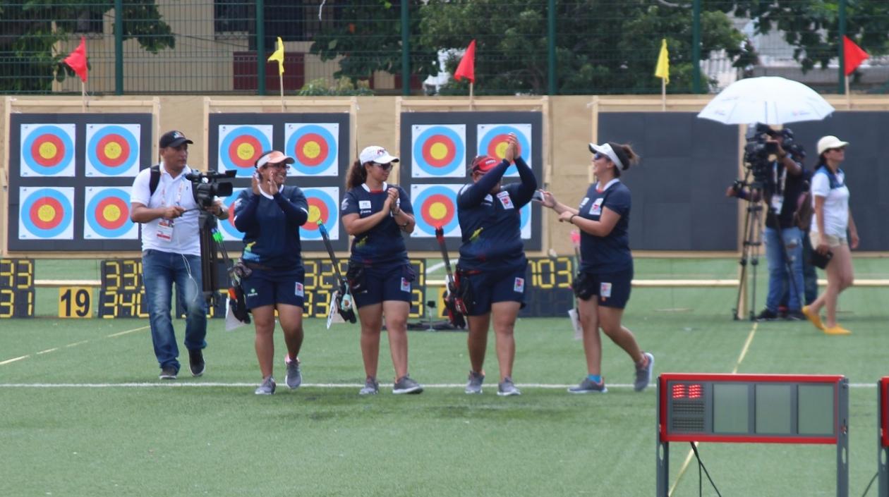Arqueras nacionales celebrando el triunfo.