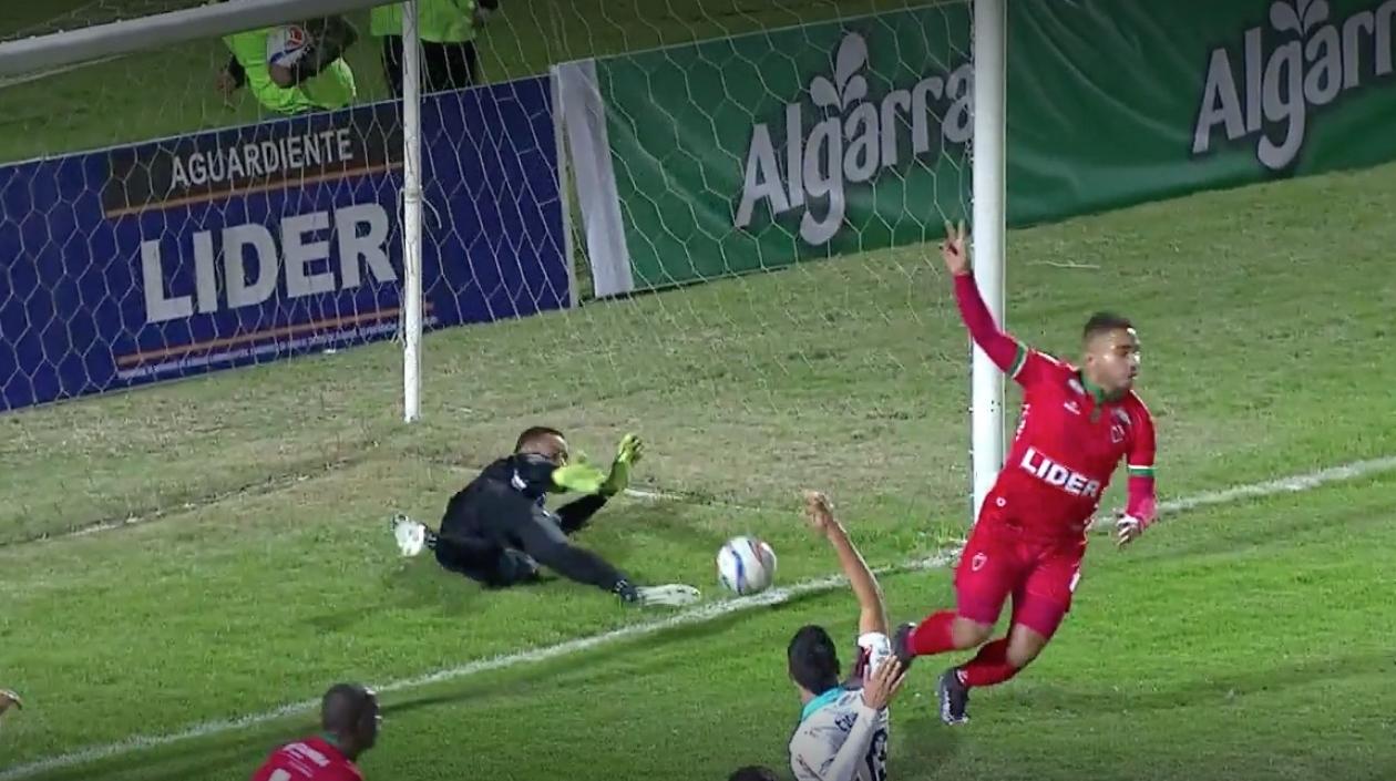 Oswald Álvarez celebra la anotación que significó el triunfo de Patriotas.