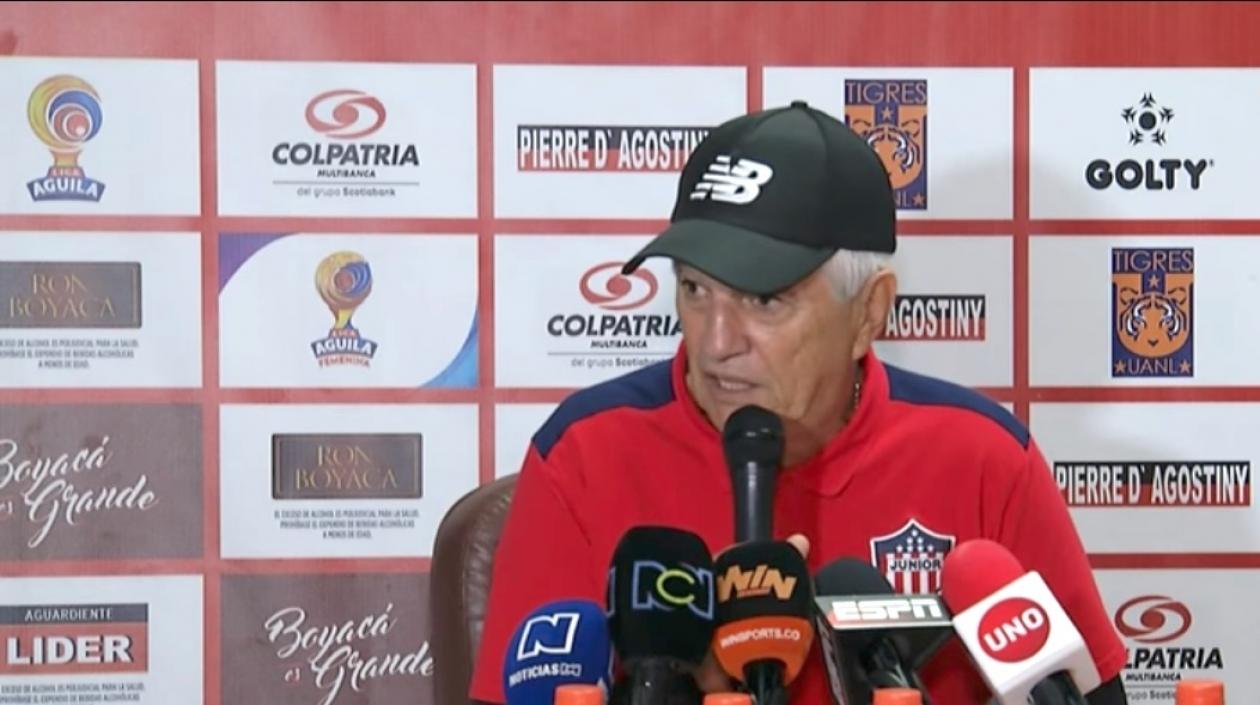 El DT Julio Comesaña, en rueda de prensa al final del partido en Tunja.