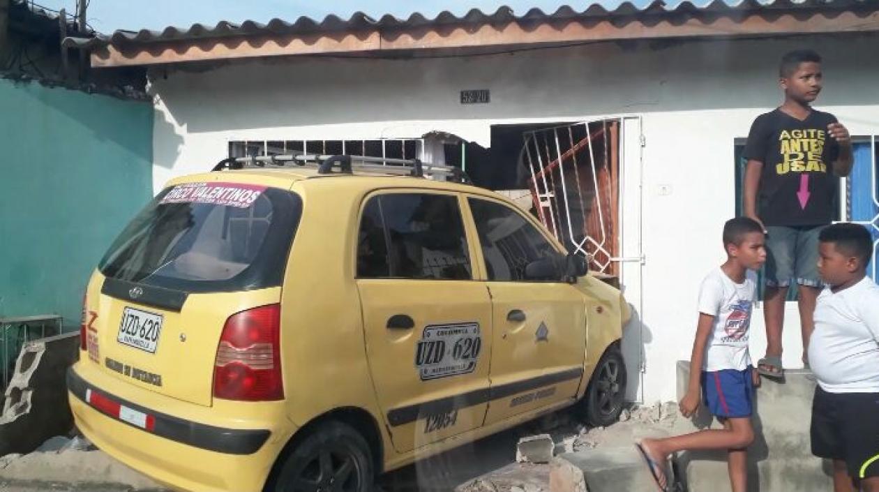 Así quedó la entrada de la casa después de la embestida del taxi.