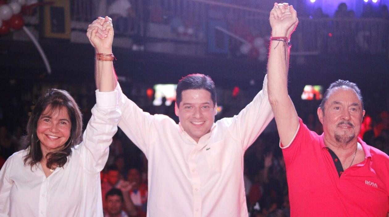 Lourdes López, Mauricio Gómez y Alejandro Munárriz, sellando la alianza.