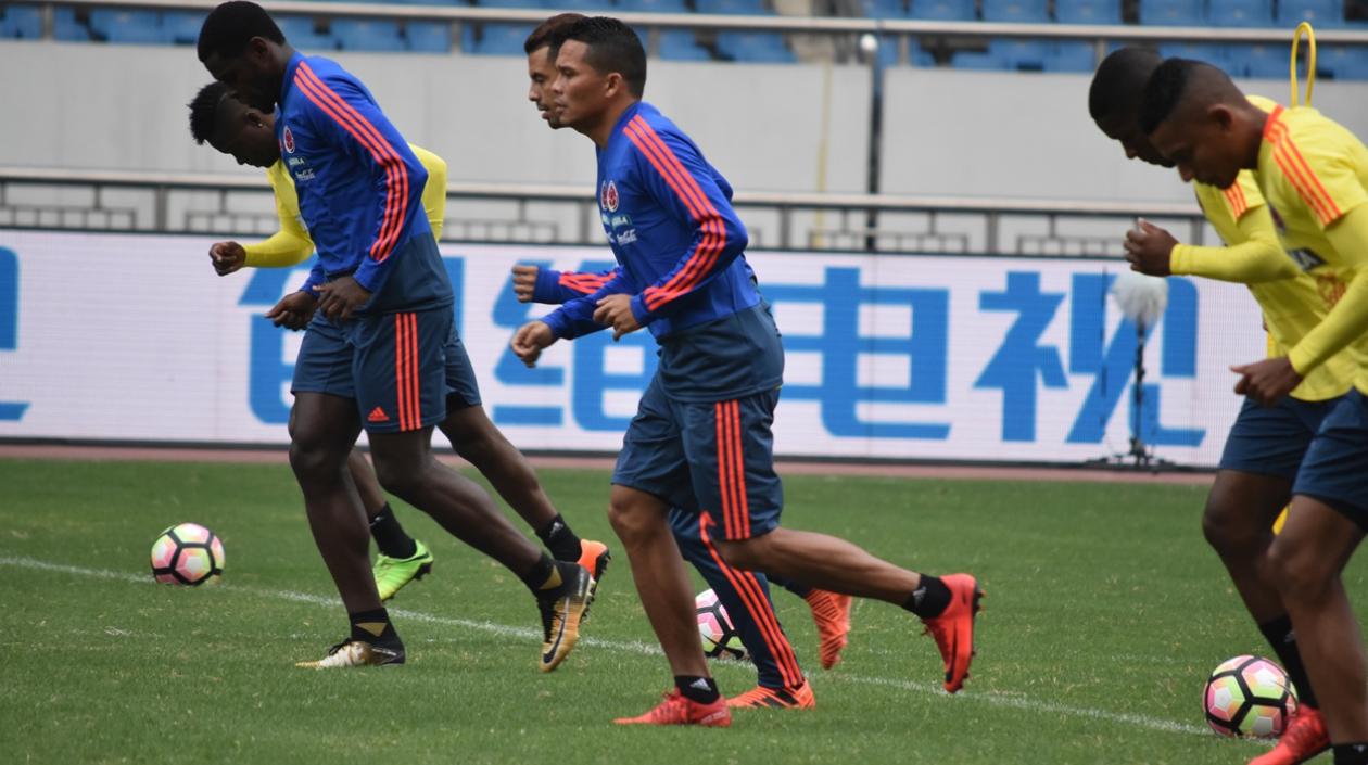 La selección Colombia en el reconocimiento a la cancha del estadio Chongqin Olympic Center.