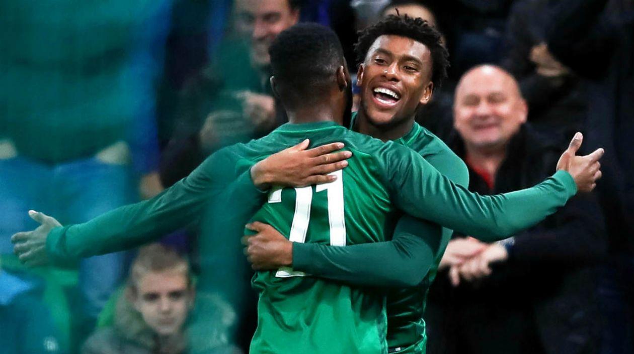 Los jugadores de la selección de Nigeria, el extremo del Arsenal Alex Iwobi (d), y el defensa Bryan Idowu (i) celebran el tanto del empate a dos frente a la selección argentina.