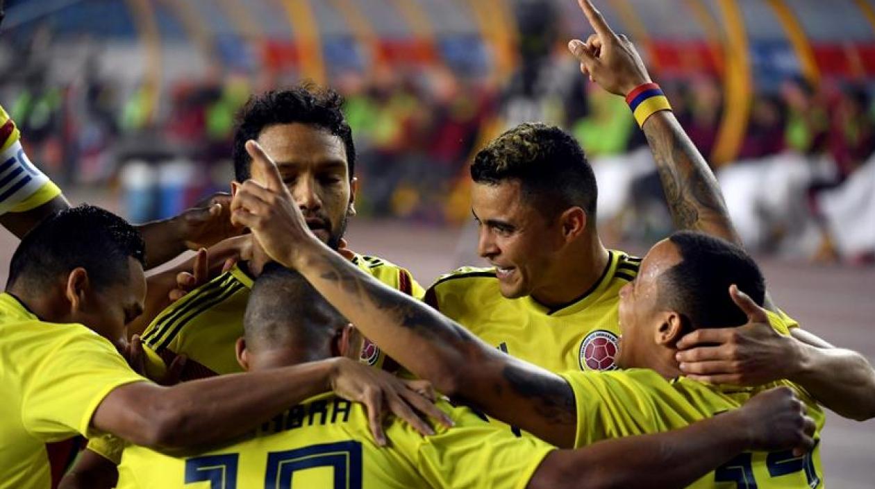 Felipe Pardo celebra el primer gol de Colombia.