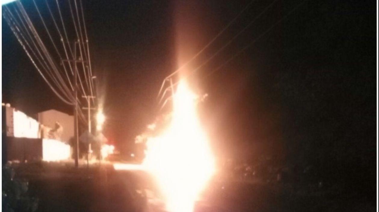 Las llamas a un lado de la vía.