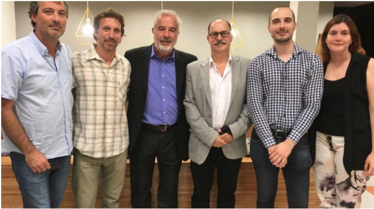 Investigadores del CONICET involucrados en el proyecto junto al Director de Relaciones Institucionales del Consejo.