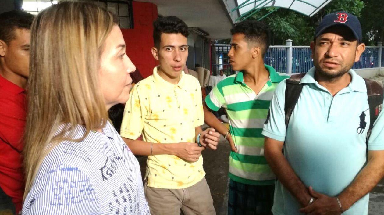 La Secretaria de Salud, Emilia Elitin, dialogando con venezolanos en la Terminal.