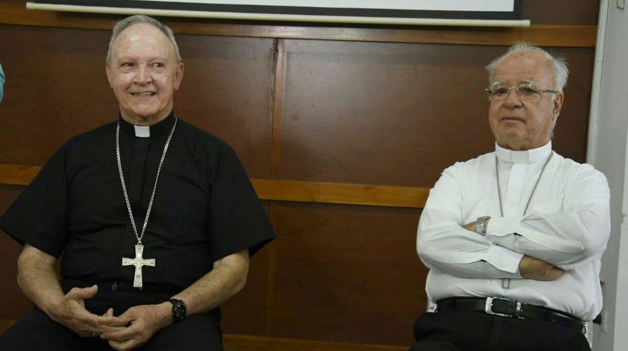 El arzobispo monseñor Jairo Jaramillo y el obispo auxiliar monseñor Víctor Tamayo.