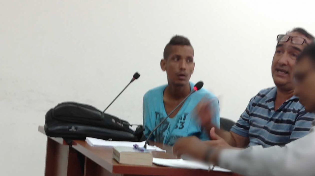 'El soldadito', de azul, durante la audiencia ante un juez.