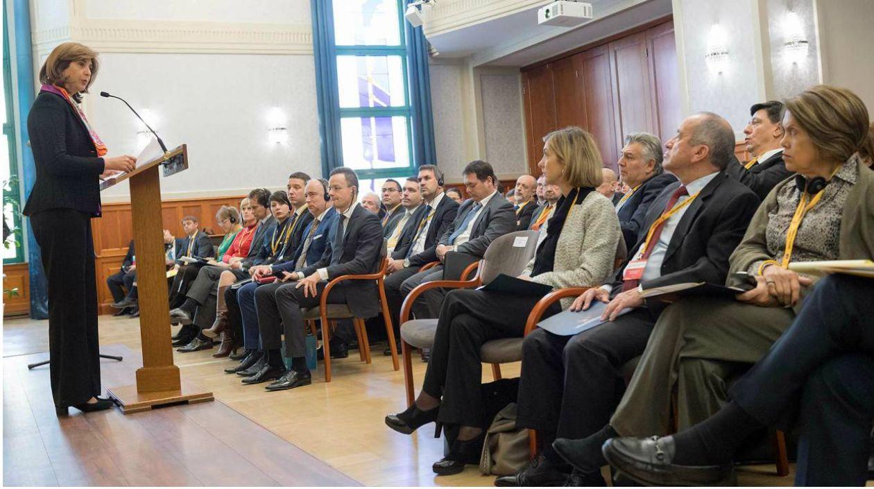Canciller María Ángela Holguín en Budapest.
