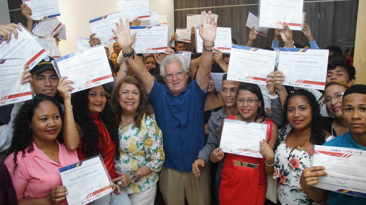 El Alcalde, Joao Herrera, y la primera gestora, Alba Olaya, con un grupo de graduados.
