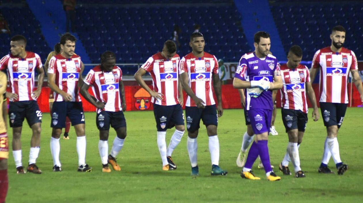 Caras tristes al final del partido: un empate de local con sabor a derrota.