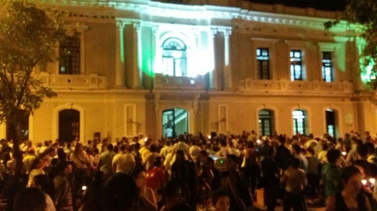 Cientos de personas se congregaron para apoyar al alcalde Rafael Martínez.