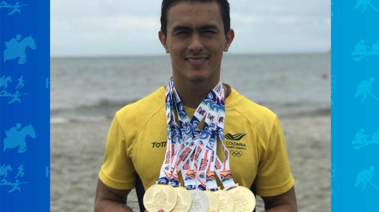 Jossimar Calvo posa con las medallas que ganó. 