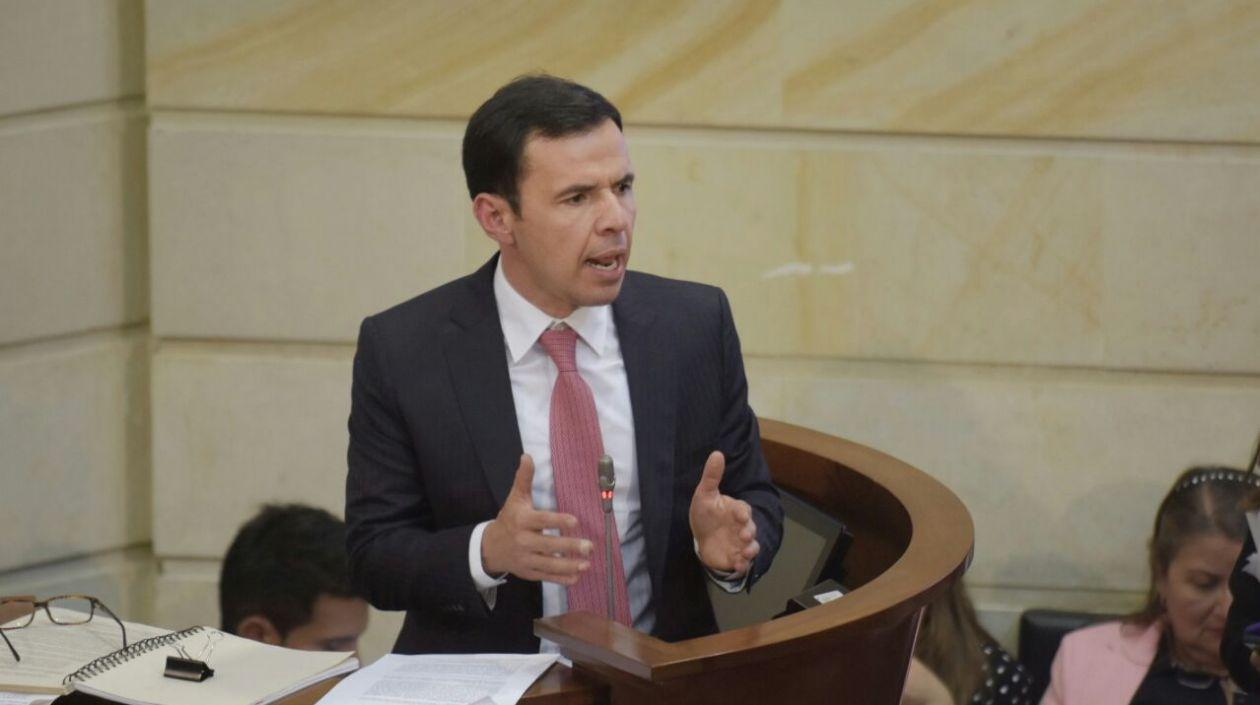 El Ministro, Guillermo Rivera en la plenaria del Senado en el estudio de la JEP.