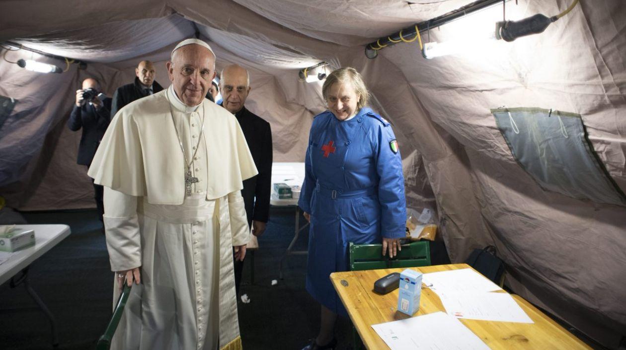 El Pontífice saludó a los médicos y a las personas necesitadas que se encontraban en ese momento en el centro.