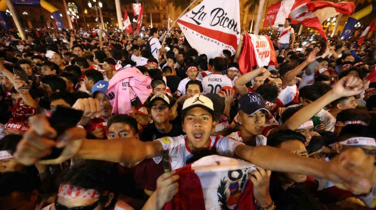 Hinchas de Perú festejan en las calles tras la clasificación. 