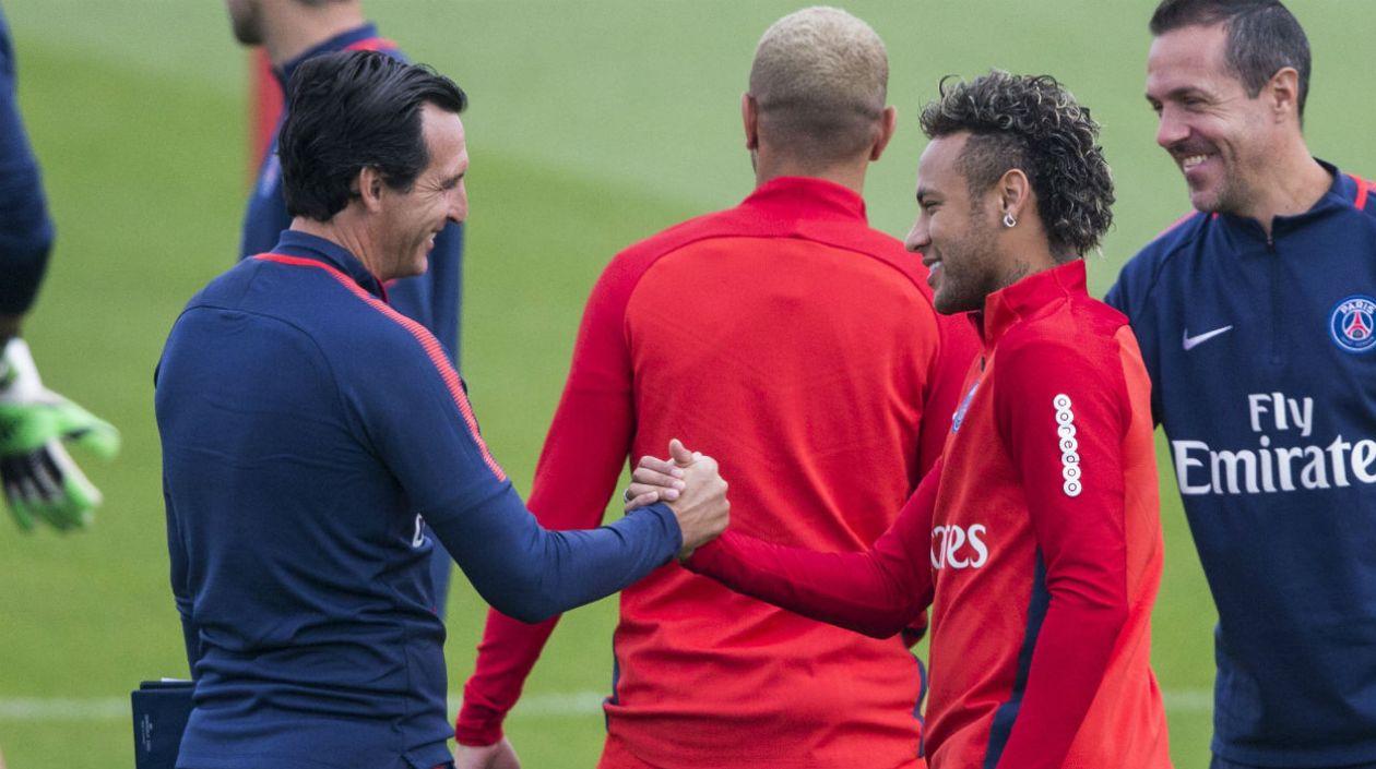 Unai Emery y Neymar durante un entrenamiento. 