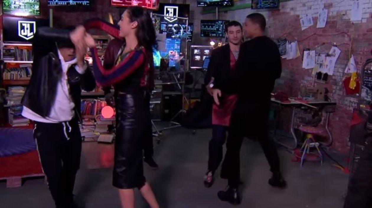 El Mindo bailando con la actriz Gal Gadot.