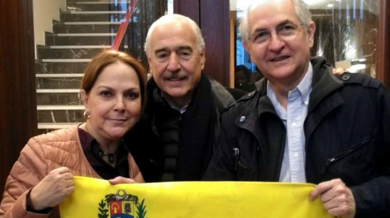 Mitzy de Ledezma, el expresidente Pastrana y Antonio Ledezma a su llegada a España.